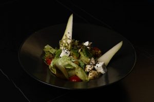 Афінський салат з курячим філе, соусом песто та томатами чері