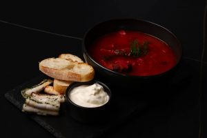 Борщ на копчених ребрах з сметаною чіабатою та салом