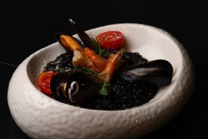 Дикий рис з труфельною олією морепродуктами та чорним каракатиці