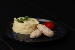 Картопляне пюре або локшина на вибір з курячою котлетою на пару