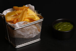 Картопляні діпи з пармезаном та соусом з руколи