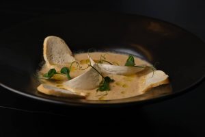 Крем суп з лисичок та сиру чеддер з грінками та зеленою олією