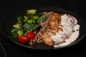 Куряче філе з гречаним гарніром та броколі зі шпинатом