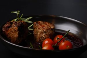 Медальйони з телятини з ягідним соусом