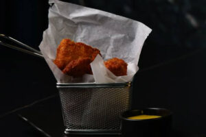 Курячі нагетси з соусом чеддер