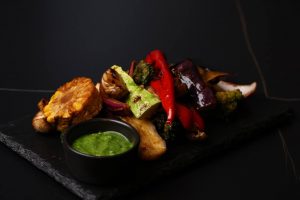 Овочі гриль з соусом з руколи