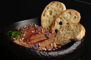 Пате з курячої печінки з бріош та сублімованою малиною