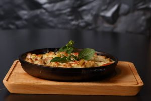 Пательня з куркою та овочами з вершковим песто