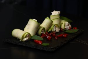 Рулетики з цукіні з крем сиром та в'яленими томатами