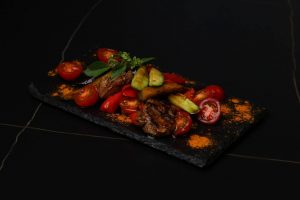 Салат з телятиною, овочами гриль та устричним соусом