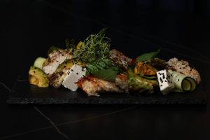 Салат з вугрем та авокадо з соусом унагі та фетою