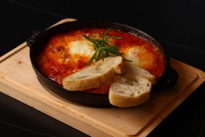 Шакшука з томатами та пармезаном