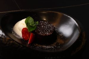 Шоколадний фондан з морозивом