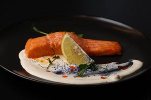 Стейк з філе лосося з соусом дор блю (за 100г)