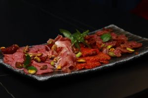 Тарілка м'ясних делікатесів