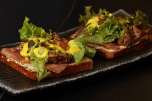 Тост з цільнозернового хліба з беконом із соусом чеддер