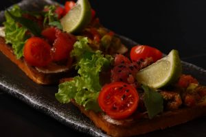 Тост бріош з тунцем та сальсою із томатів