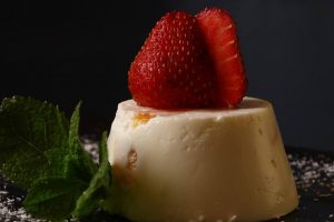 Творожно персикове парфе з полуницею