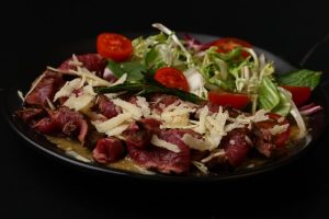 Вітелло тонато з пармезаном та обпаленими черрі