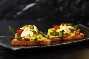 Яйце бенедикт на булочці