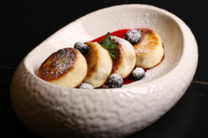 Сирники з сметаною та джемом